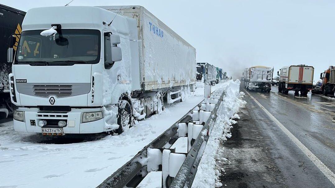 Работы по устранению ЧС после снегопада на трассе М-4 Дон в Ростовской области Работы по устранению ЧС после снегопада на трассе М-4 Дон в Ростовской области - РИА Новости, 1920, 31.03.2023