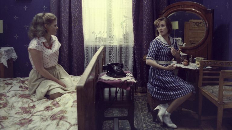 Ирина Муравьева в роли Людмилы и Вера Алентова в роли Катерины на съемках фильма Москва слезам не верит