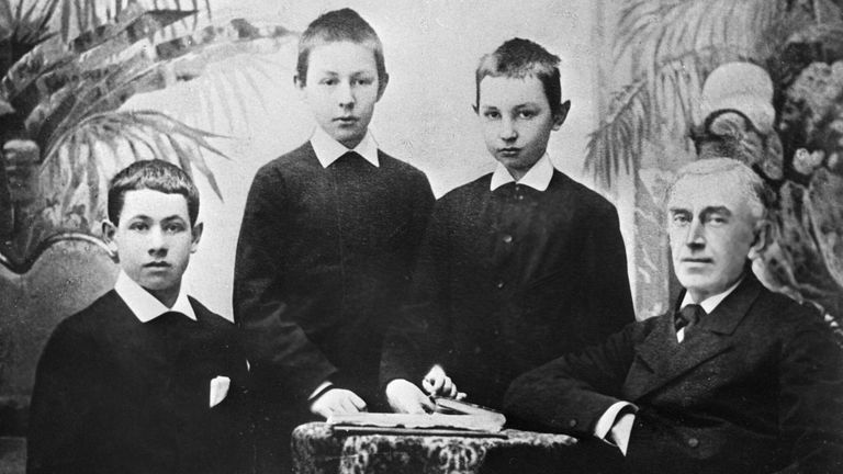 Сережа Рахманинов (второй слева) с преподавателем Николаем Зверевым и соучениками по Московской консерватории Сережа Рахманинов (второй слева) с преподавателем Николаем Зверевым и соучениками по Московской консерватории