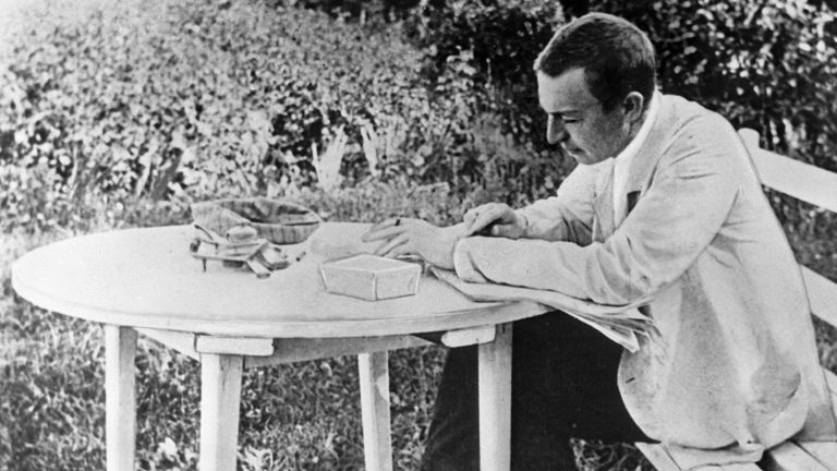 Русский композитор, пианист, дирижер Сергей Рахманинов за сочинением III-го фортепианного концерта Русский композитор, пианист, дирижер Сергей Рахманинов за сочинением III-го фортепианного концерта