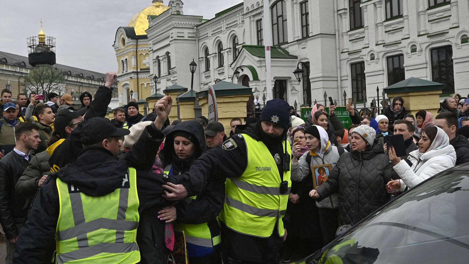 Верующие и полицейские на территории Киево-Печерской лавры Верующие и полицейские на территории Киево-Печерской лавры - РИА Новости, 1920, 31.03.2023