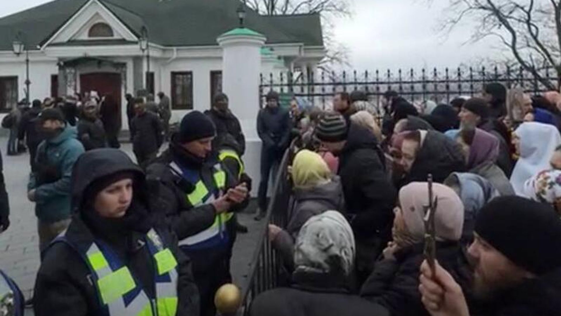 Украинские спецслужбы возле дома митрополита Павла Украинские спецслужбы возле дома митрополита Павла - РИА Новости, 1920, 01.04.2023
