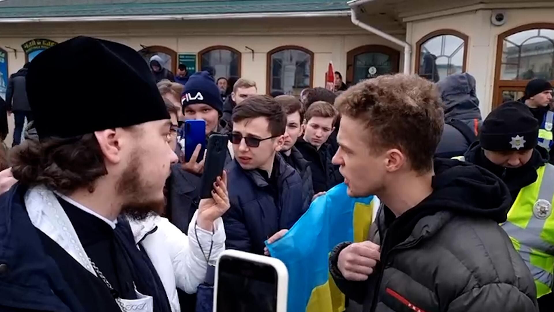 Стычка прихожан Киево-Печерской лавры со сторонниками раскольнической ПЦУ Стычка прихожан Киево-Печерской лавры со сторонниками раскольнической ПЦУ - РИА Новости, 1920, 01.04.2023