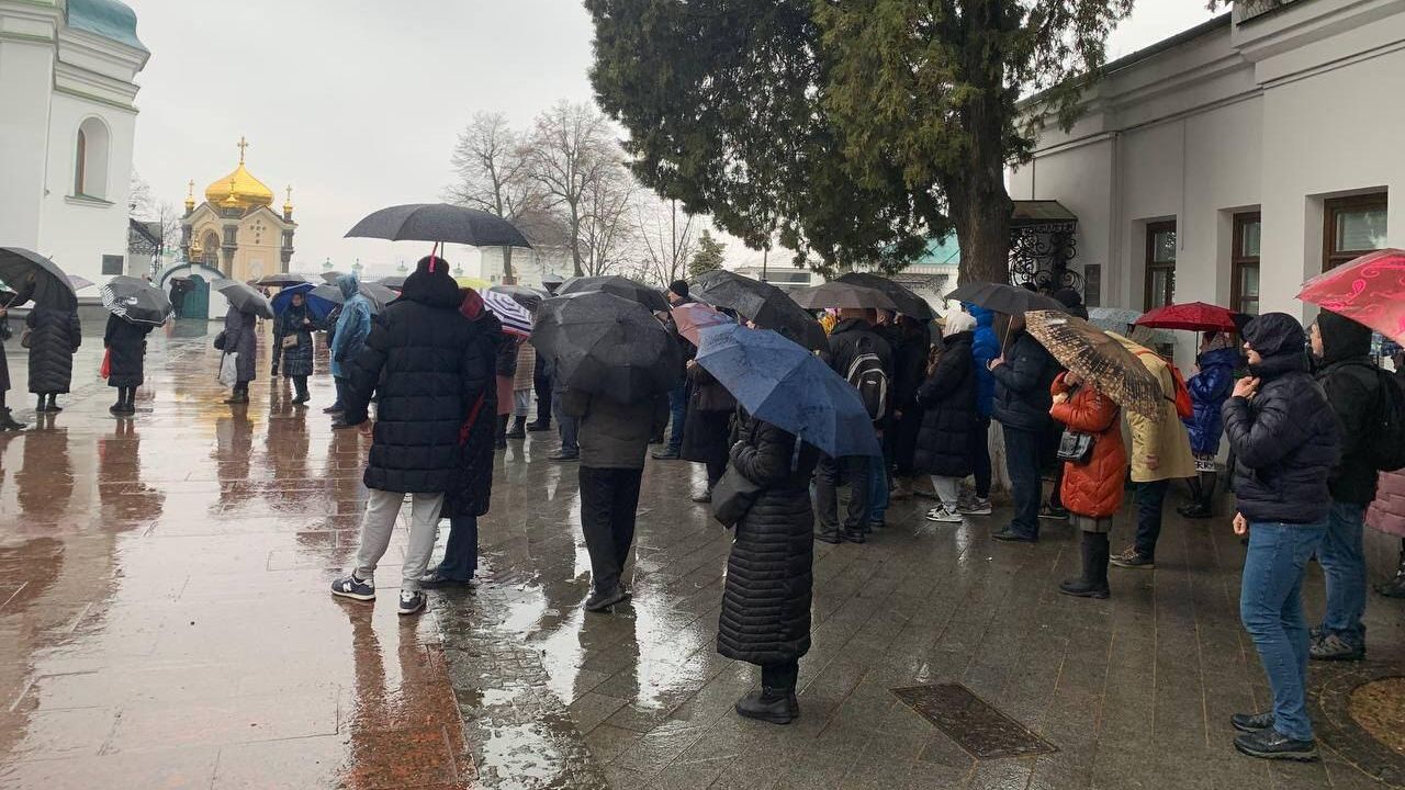 Прихожане молятся на улице возле Киево-Печерской лавры Прихожане молятся на улице возле Киево-Печерской лавры - РИА Новости, 1920, 03.04.2023