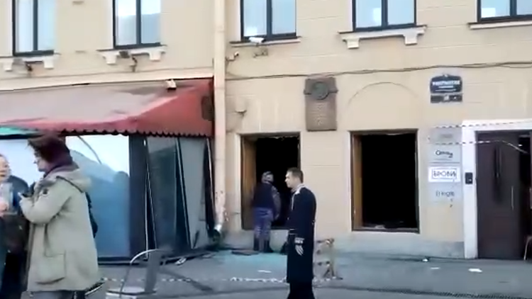 На месте взрыва на Университетской набережной в Санкт-Петербурге На месте взрыва на Университетской набережной в Санкт-Петербурге - РИА Новости, 1920, 02.04.2023