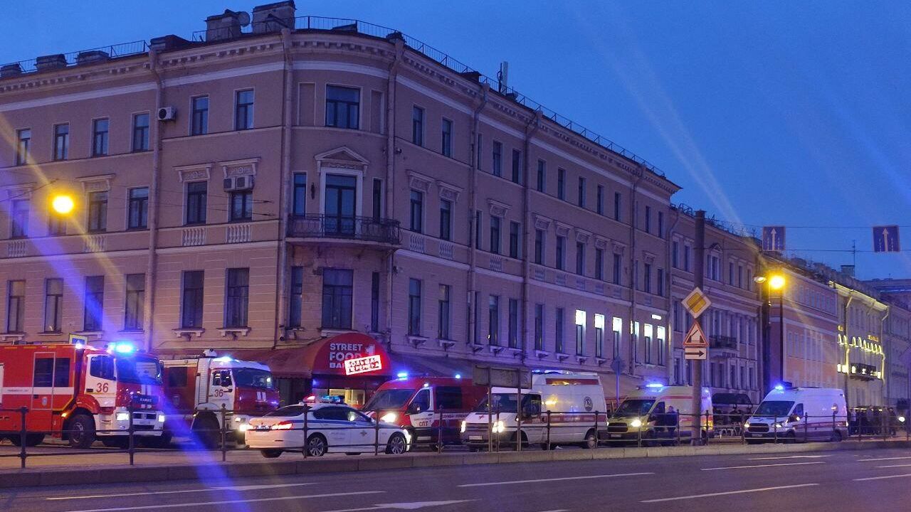 На месте взрыва в кафе на Университетской набережной в Санкт-Петербурге На месте взрыва в кафе на Университетской набережной в Санкт-Петербурге - РИА Новости, 1920, 02.04.2023