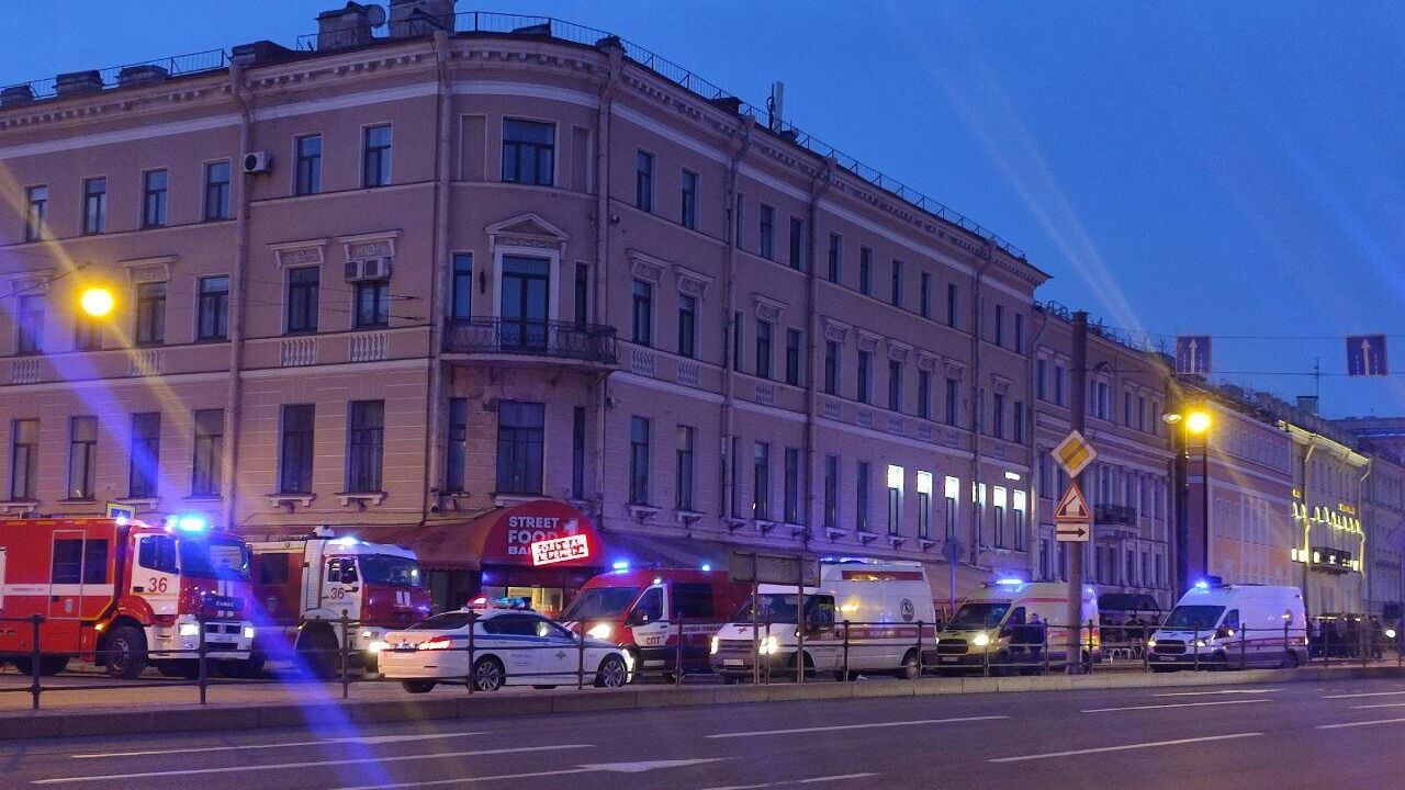 На месте взрыва в кафе на Университетской набережной в Санкт-Петербурге На месте взрыва в кафе на Университетской набережной в Санкт-Петербурге - РИА Новости, 1920, 02.04.2023