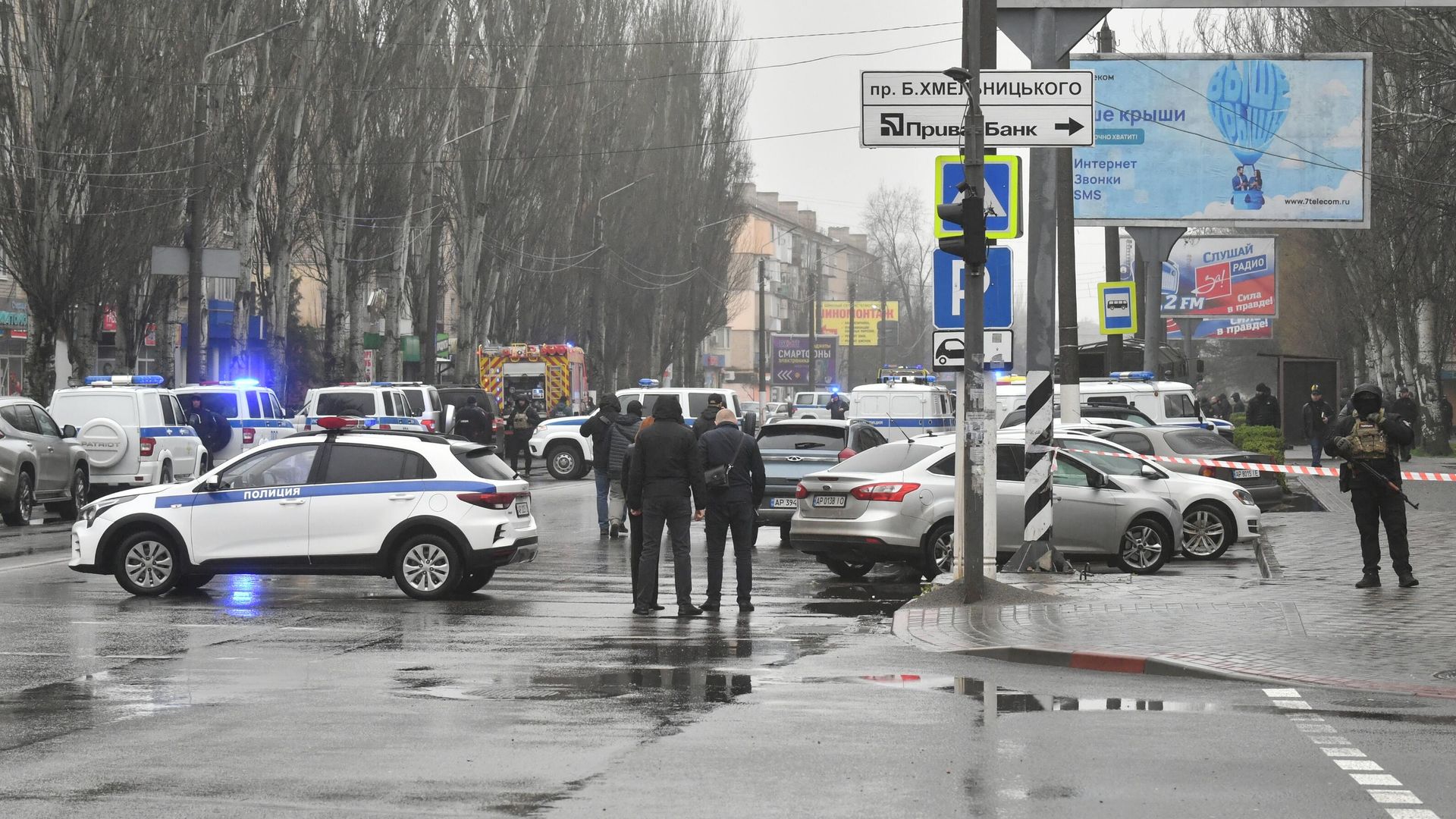Сотрудники экстренных служб на месте взрыва автомобиля на улице Богдана Хмельницкого в Мелитополе Сотрудники экстренных служб на месте взрыва автомобиля на улице Богдана Хмельницкого в Мелитополе - РИА Новости, 1920, 03.04.2023