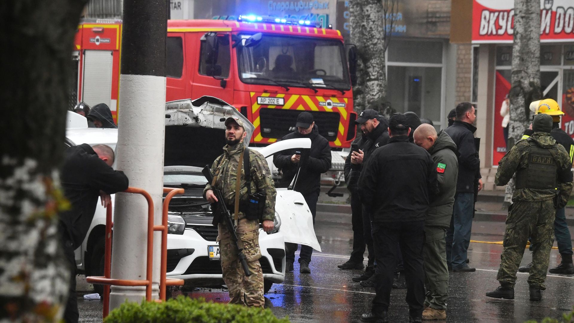 Люди на месте взрыва автомобиля на улице Богдана Хмельницкого в Мелитополе Люди на месте взрыва автомобиля на улице Богдана Хмельницкого в Мелитополе - РИА Новости, 1920, 03.04.2023