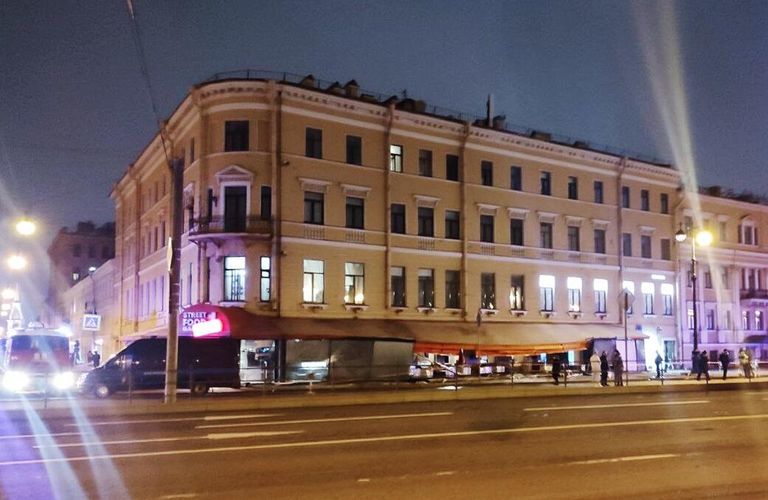 На месте взрыва в кафе на Университетской набережной в Санкт-Петербурге На месте взрыва в кафе на Университетской набережной в Санкт-Петербурге