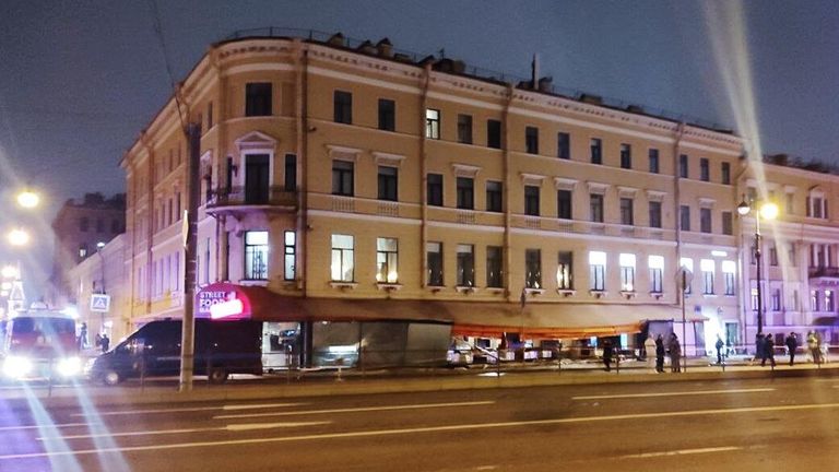 На месте взрыва в кафе на Университетской набережной в Санкт-Петербурге На месте взрыва в кафе на Университетской набережной в Санкт-Петербурге