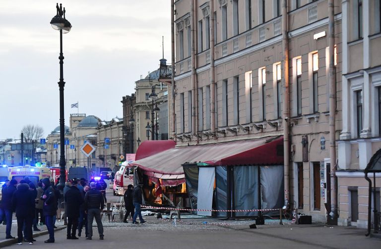 На месте взрыва в кафе на Университетской набережной в Санкт-Петербурге На месте взрыва в кафе на Университетской набережной в Санкт-Петербурге
