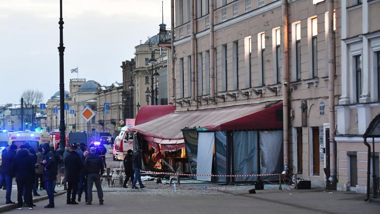 На месте взрыва в кафе на Университетской набережной в Санкт-Петербурге На месте взрыва в кафе на Университетской набережной в Санкт-Петербурге