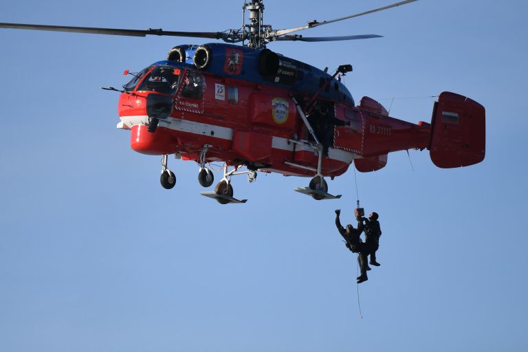 Подъем людей из водоема с помощью вертолета Ка-32 на учениях в Новой Москве по предотвращению и ликвидации возможных чрезвычайных ситуаций, связанных с половодьем Подъем людей из водоема с помощью вертолета Ка-32 на учениях в Новой Москве по предотвращению и ликвидации возможных чрезвычайных ситуаций, связанных с половодьем