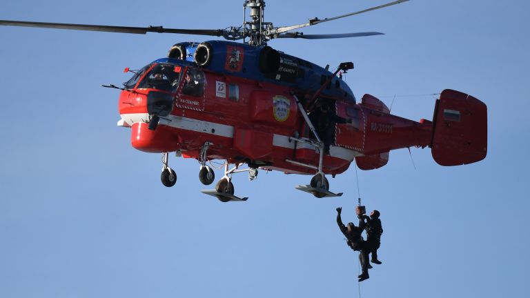 Подъем людей из водоема с помощью вертолета Ка-32 на учениях в Новой Москве по предотвращению и ликвидации возможных чрезвычайных ситуаций, связанных с половодьем Подъем людей из водоема с помощью вертолета Ка-32 на учениях в Новой Москве по предотвращению и ликвидации возможных чрезвычайных ситуаций, связанных с половодьем