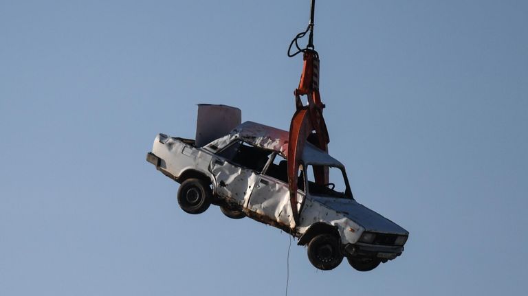 Подъем автомобиля с помощью вертолета МИ-26Т на учениях в Новой Москве по предотвращению и ликвидации возможных чрезвычайных ситуаций, связанных с половодьем Подъем автомобиля с помощью вертолета МИ-26Т на учениях в Новой Москве по предотвращению и ликвидации возможных чрезвычайных ситуаций, связанных с половодьем