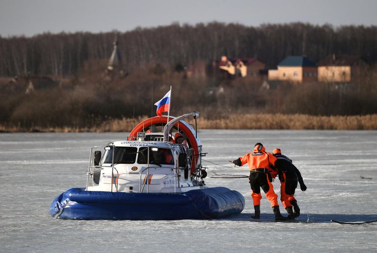 Спасение утопающего на учениях в Новой Москве по предотвращению и ликвидации возможных чрезвычайных ситуаций, связанных с половодьем Спасение утопающего на учениях в Новой Москве по предотвращению и ликвидации возможных чрезвычайных ситуаций, связанных с половодьем