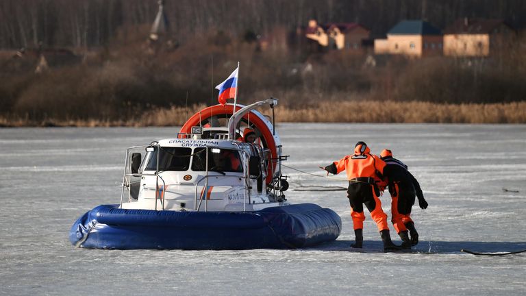 Спасение утопающего на учениях в Новой Москве по предотвращению и ликвидации возможных чрезвычайных ситуаций, связанных с половодьем Спасение утопающего на учениях в Новой Москве по предотвращению и ликвидации возможных чрезвычайных ситуаций, связанных с половодьем