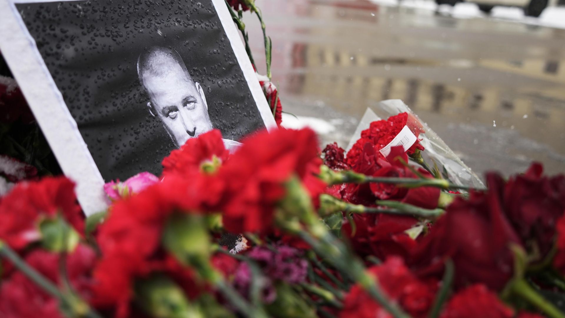 Цветы у кафе на Университетской набережной в Санкт-Петербурге, где накануне произошел взрыв, в результате которого погиб военкор Владлен Татарский Цветы у кафе на Университетской набережной в Санкт-Петербурге, где накануне произошел взрыв, в результате которого погиб военкор Владлен Татарский - РИА Новости, 1920, 08.04.2023