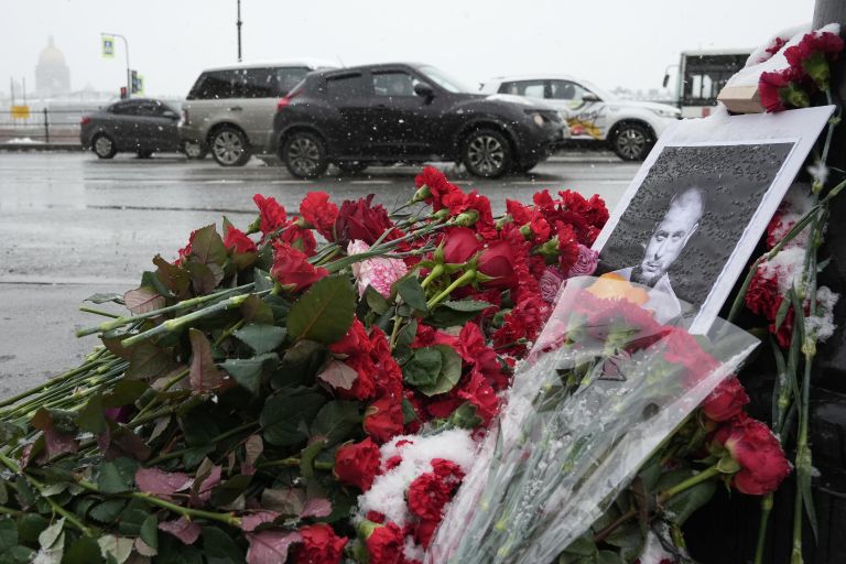 Цветы у кафе на Университетской набережной в Санкт-Петербурге, где накануне произошел взрыв, в результате которого погиб военкор Владлен Татарский Цветы у кафе на Университетской набережной в Санкт-Петербурге, где накануне произошел взрыв, в результате которого погиб военкор Владлен Татарский