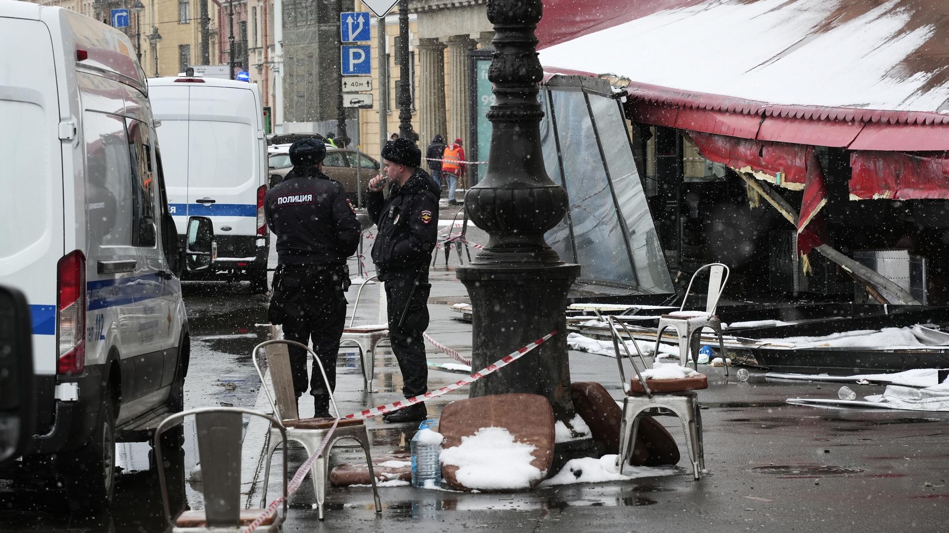 Сотрудники полиции у кафе в Санкт-Петербурге, где накануне произошел взрыв, в результате которого погиб военкор Владлен Татарский - РИА Новости, 1920, 24.04.2023