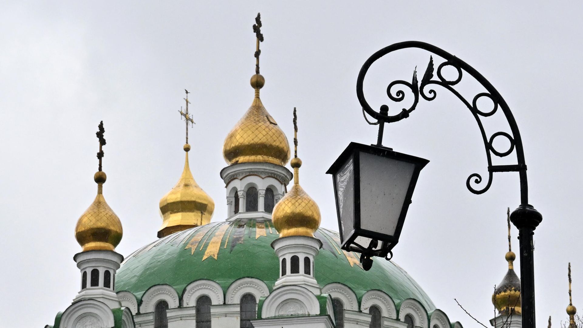 Кресты на куполах трапезного храма Киево-Печерской лавры в Киеве. 28 марта 2023 Кресты на куполах трапезного храма Киево-Печерской лавры в Киеве. 28 марта 2023 - РИА Новости, 1920, 03.04.2023