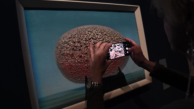 Посетительница фотографирует экспонат на выставке На языке правил и исключений. Наука и искусство в Еврейском музее и центре толерантности Посетительница фотографирует экспонат на выставке На языке правил и исключений. Наука и искусство в Еврейском музее и центре толерантности