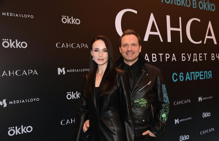 Актриса Анна Снаткина и телеведущий Виктор Васильев на премьере сериала Сансара режиссера Марии Агранович в кинотеатре Художественный в Москве Актриса Анна Снаткина и телеведущий Виктор Васильев на премьере сериала Сансара режиссера Марии Агранович в кинотеатре Художественный в Москве