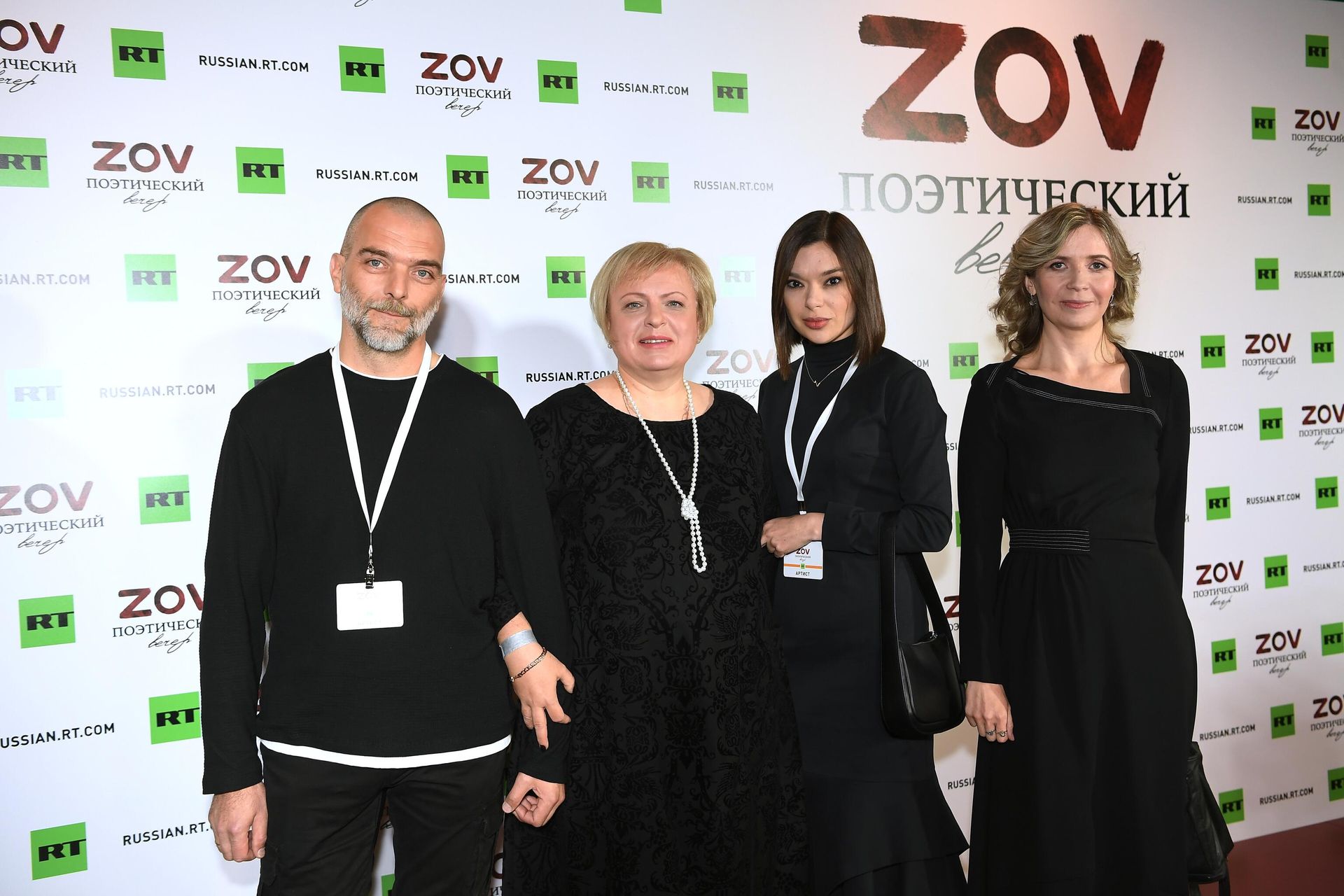 Поэты Дмитрий Молдавский, Мария Ватутина, Анна Ревякина и Елена Заславская перед началом поэтического вечера ZOV, посвященного спецоперации на Украине Поэты Дмитрий Молдавский, Мария Ватутина, Анна Ревякина и Елена Заславская перед началом поэтического вечера ZOV, посвященного спецоперации на Украине - РИА Новости, 1920, 05.05.2023