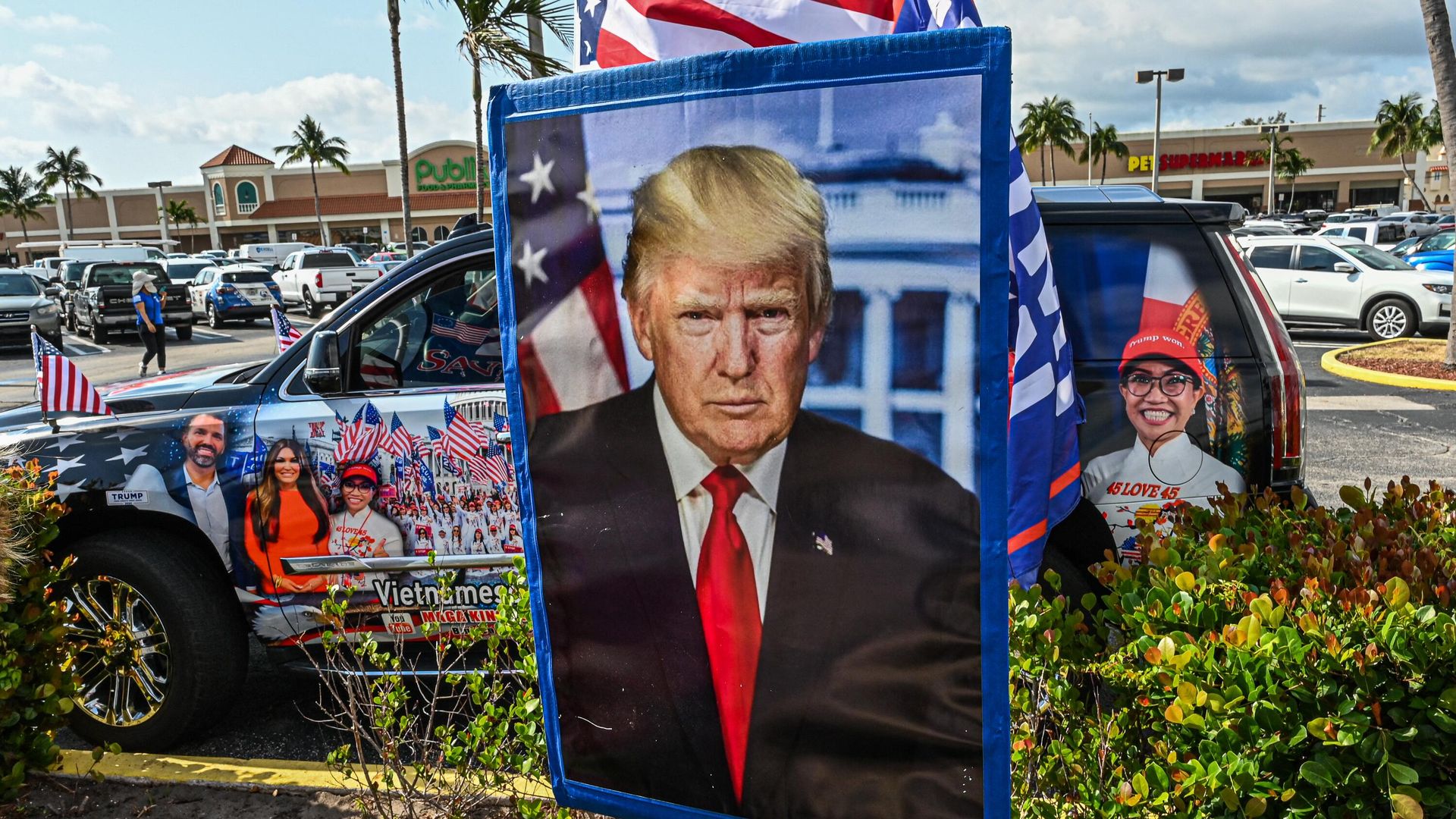 Плакат в поддержку бывшего президента США Дональда Трампа в Палм-Бич, США Плакат в поддержку бывшего президента США Дональда Трампа в Палм-Бич, США - РИА Новости, 1920, 04.04.2023