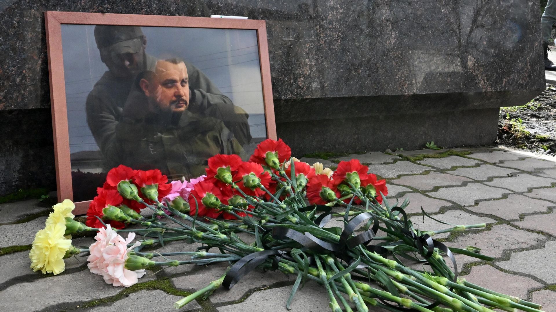 Цветы у портрета блогера, военного корреспондента, ополченца Донбасса Максима Фомина (Владлена Татарского) - РИА Новости, 1920, 04.04.2023