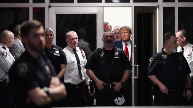 Трамп в зале суда Трамп в зале суда