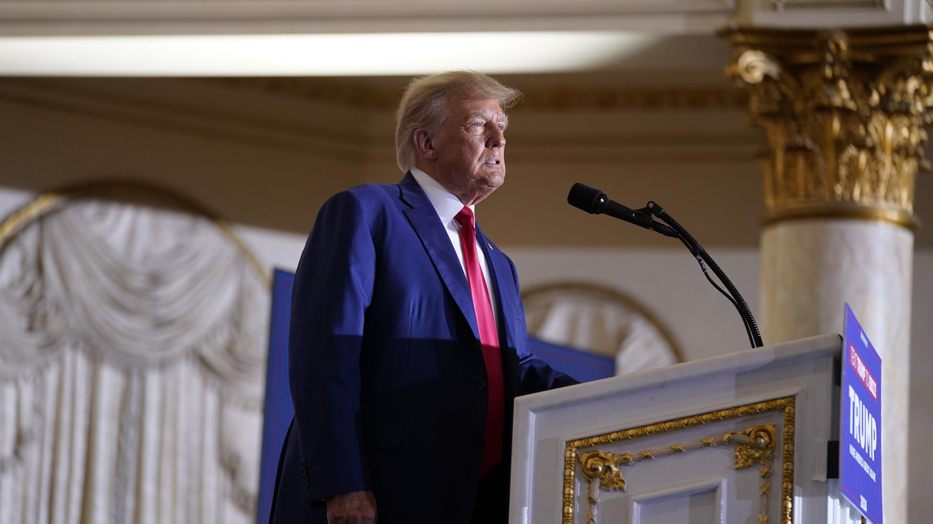 Бывший президент США Дональд Трамп выступает c речью в своем поместье Мар-а-Лаго через несколько часов после предъявления ему обвинения Бывший президент США Дональд Трамп выступает c речью в своем поместье Мар-а-Лаго через несколько часов после предъявления ему обвинения - РИА Новости, 1920, 05.04.2023