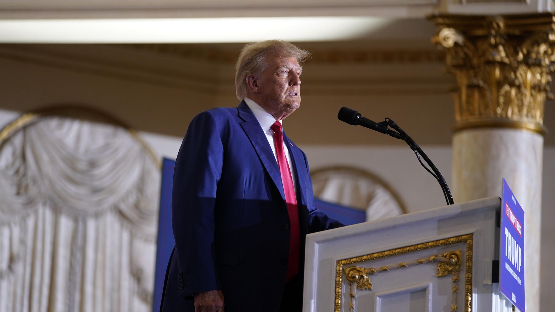 Бывший президент США Дональд Трамп выступает c речью в своем поместье Мар-а-Лаго через несколько часов после предъявления ему обвинения Бывший президент США Дональд Трамп выступает c речью в своем поместье Мар-а-Лаго через несколько часов после предъявления ему обвинения - РИА Новости, 1920, 05.04.2023