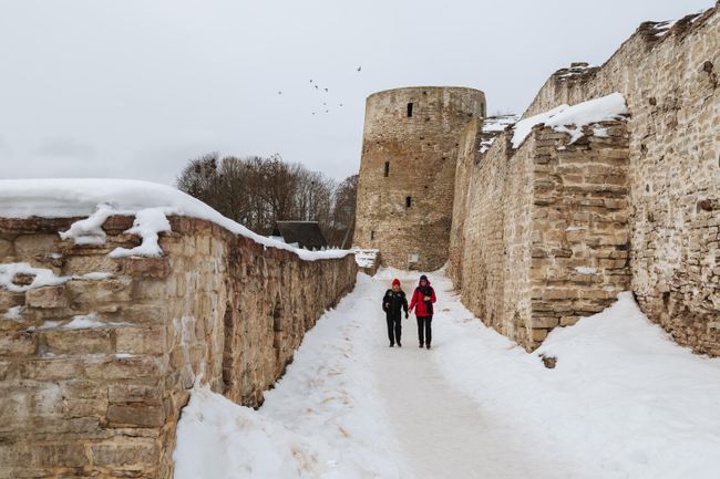 Туристы гуляют по крепости в Изборске, Псковская область