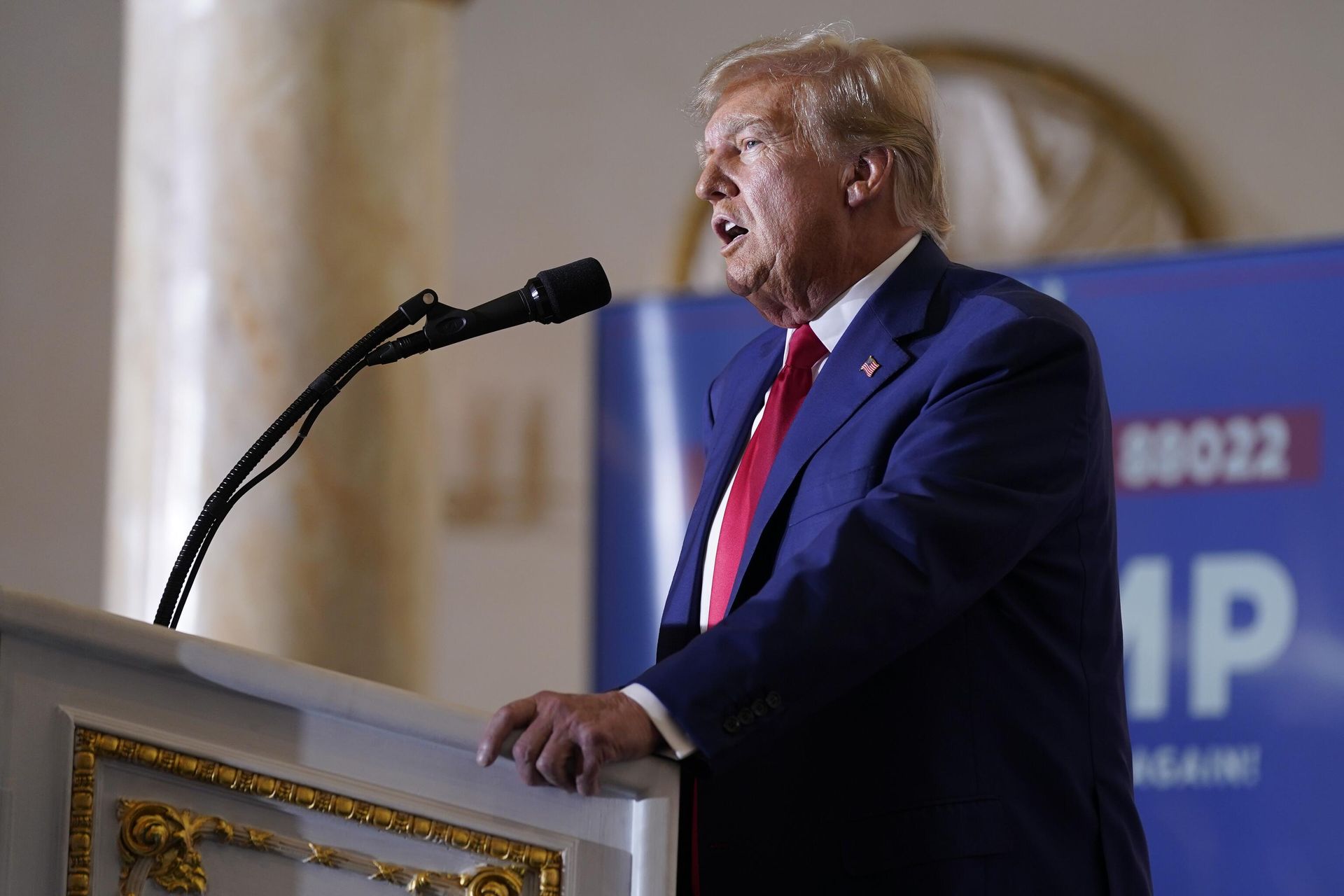 Бывший президент США Дональд Трамп выступает c речью в своем поместье Мар-а-Лаго через несколько часов после предъявления обвинения Бывший президент США Дональд Трамп выступает c речью в своем поместье Мар-а-Лаго через несколько часов после предъявления обвинения - РИА Новости, 1920, 09.06.2023