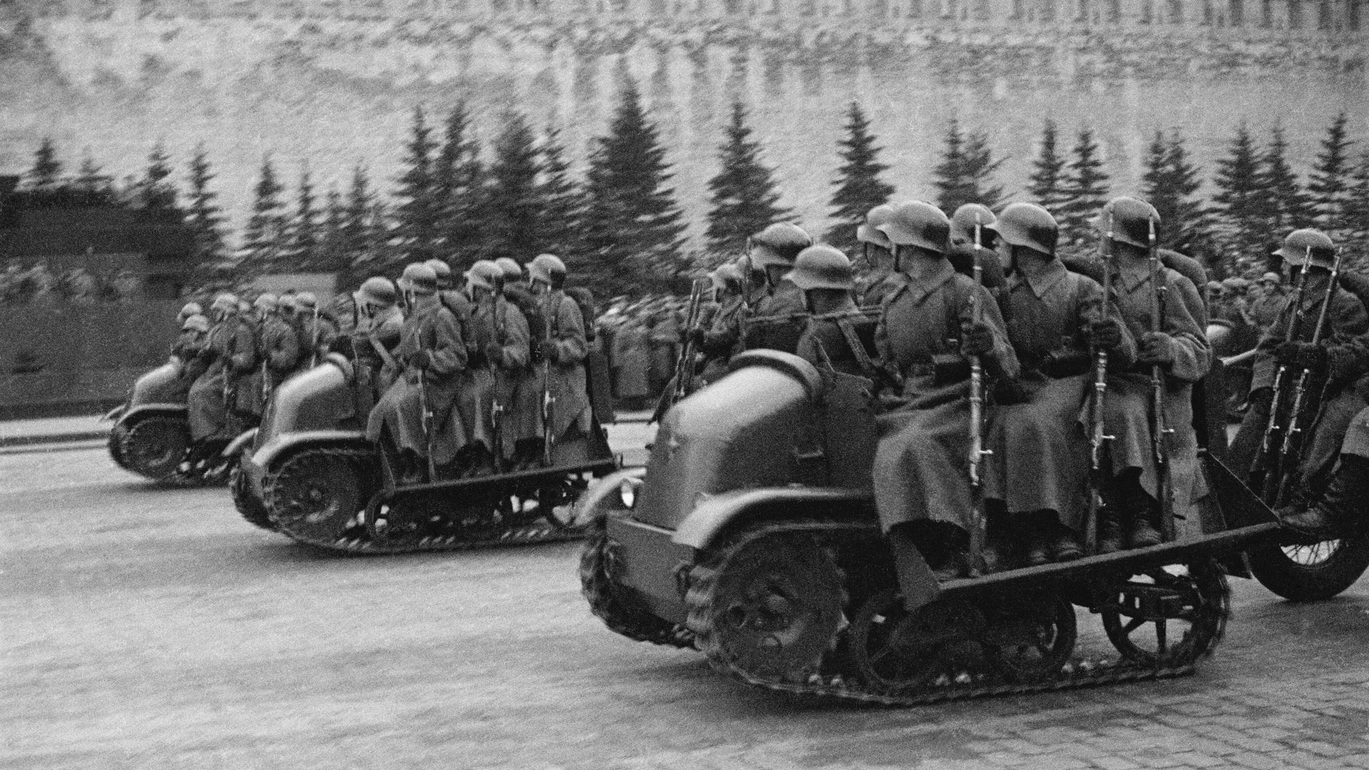 Военный парад в честь годовщины Великой Октябрьской социалистической революции, 7 ноября 1936 года - РИА Новости, 1920, 09.05.2025