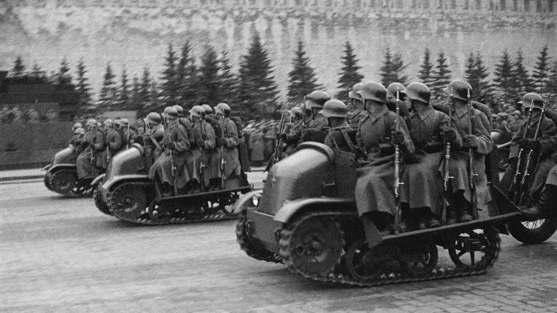 Военный парад в честь годовщины Великой Октябрьской социалистической революции, 7 ноября 1936 года Военный парад в честь годовщины Великой Октябрьской социалистической революции, 7 ноября 1936 года - РИА Новости, 1920, 09.05.2025