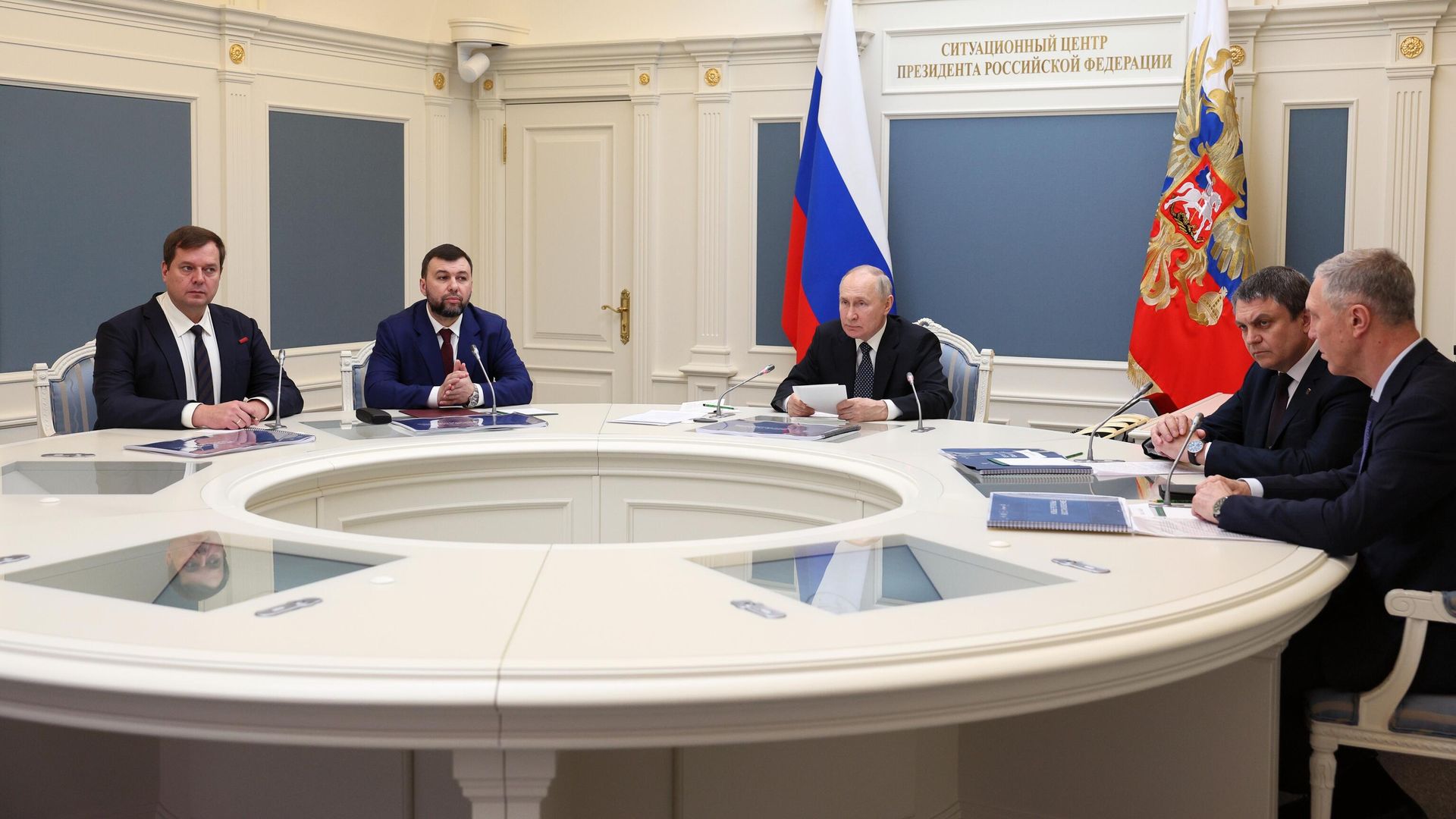 Президент РФ Владимир Путин проводит в режиме видеоконференции оперативное совещание с постоянными членами Совета Безопасности РФ. На фото (слева направо): временно исполняющий обязанности губернатора Запорожской области Евгений Балицкий, временно исполняющий обязанности главы ДНР Денис Пушилин,  временно исполняющий обязанности главы ЛНР Леонид Пасечник и временно исполняющий обязанности губернатора Херсонской области Владимир Сальдо - РИА Новости, 1920, 06.04.2023