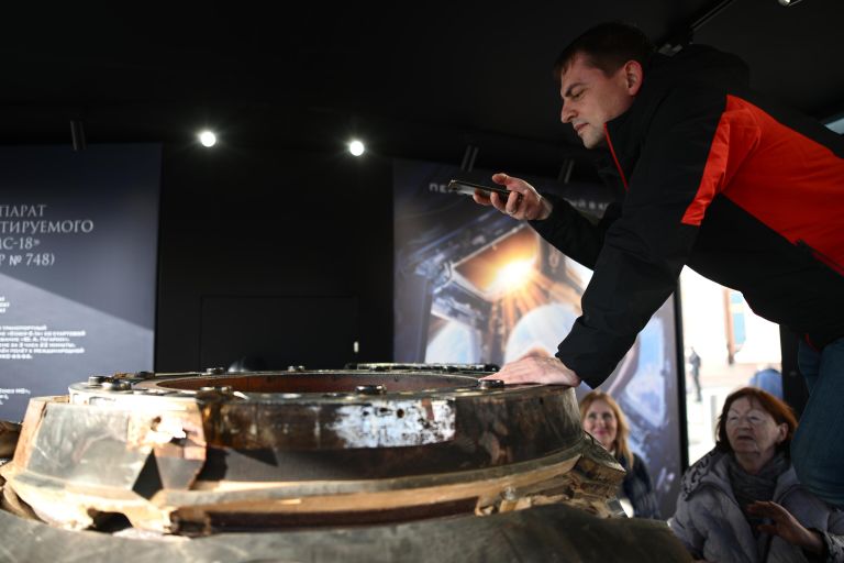 Посетитель фотографирует спускаемый аппарат корабля Союз МС-18, на котором космонавт Олег Новицкий, режиссер фильма Вызов Клим Шипенко и актриса Юлия Пересильд вернулись с МКС, установленный в павильоне на Манежной площади в Москве Посетитель фотографирует спускаемый аппарат корабля Союз МС-18, на котором космонавт Олег Новицкий, режиссер фильма Вызов Клим Шипенко и актриса Юлия Пересильд вернулись с МКС, установленный в павильоне на Манежной площади в Москве