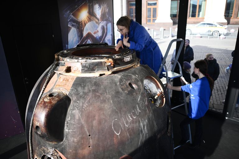 Посетительница в павильоне со спускаемым аппаратом корабля Союз МС-18, на котором космонавт Олег Новицкий, режиссер фильма Вызов Клим Шипенко и актриса Юлия Пересильд вернулись с МКС, на Манежной площади в Москве Посетительница в павильоне со спускаемым аппаратом корабля Союз МС-18, на котором космонавт Олег Новицкий, режиссер фильма Вызов Клим Шипенко и актриса Юлия Пересильд вернулись с МКС, на Манежной площади в Москве