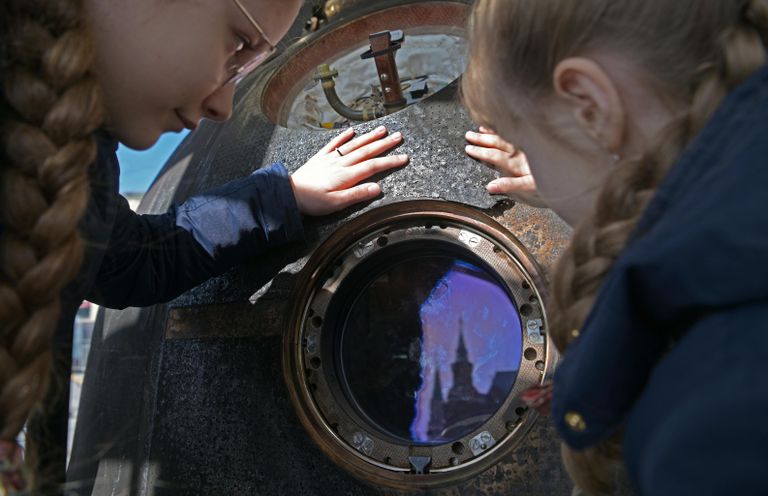 Посетители в павильоне со спускаемым аппаратом корабля Союз МС-18, на котором космонавт Олег Новицкий, режиссер фильма Вызов Клим Шипенко и актриса Юлия Пересильд вернулись с МКС, на Манежной площади в Москве Посетители в павильоне со спускаемым аппаратом корабля Союз МС-18, на котором космонавт Олег Новицкий, режиссер фильма Вызов Клим Шипенко и актриса Юлия Пересильд вернулись с МКС, на Манежной площади в Москве