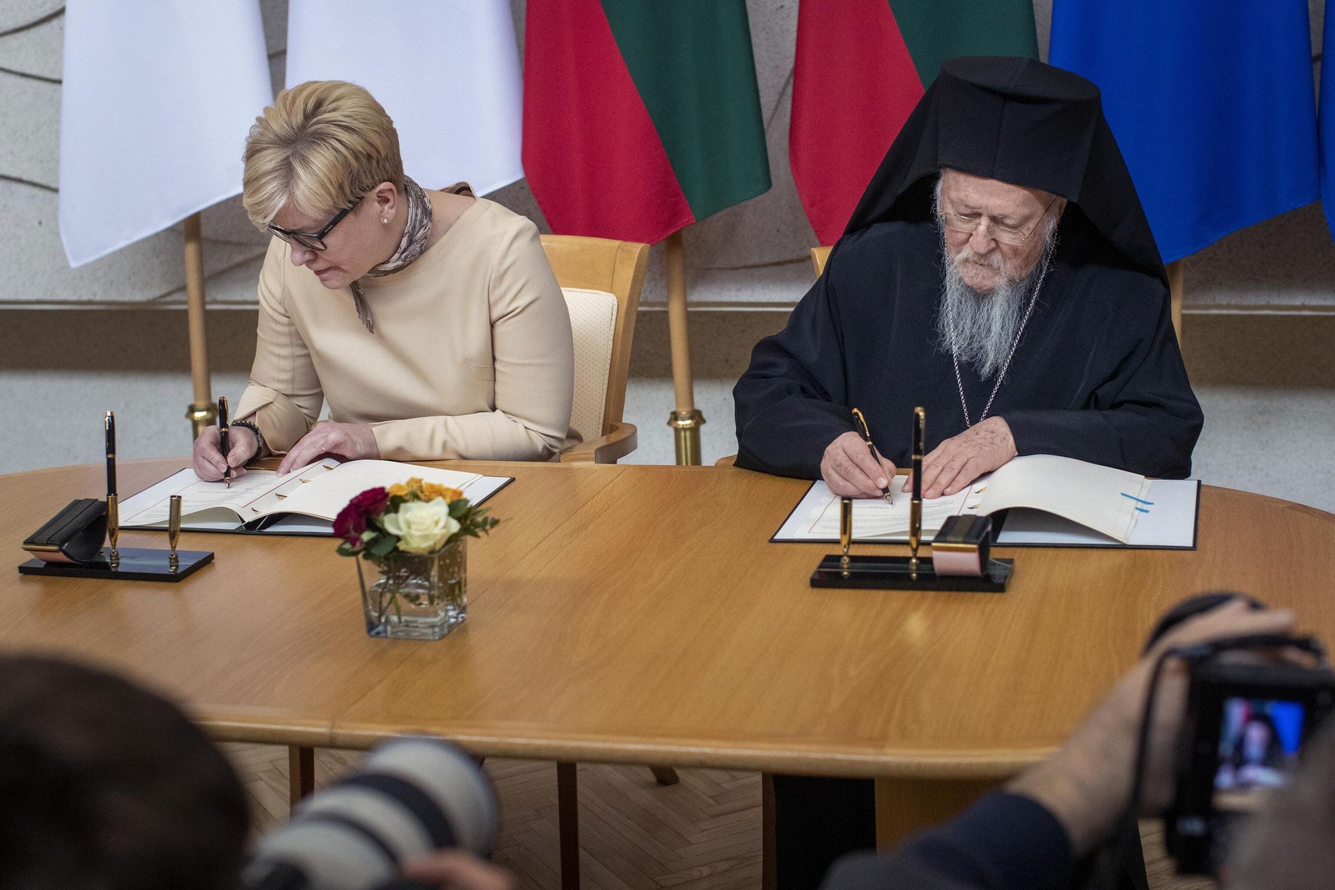 Премьер-министр Литвы Ингрида Шимоните и патриарх Константинопольский Варфоломей подписывают соглашение во время встречи в Вильнюсе Премьер-министр Литвы Ингрида Шимоните и патриарх Константинопольский Варфоломей подписывают соглашение во время встречи в Вильнюсе - РИА Новости, 1920, 25.08.2023