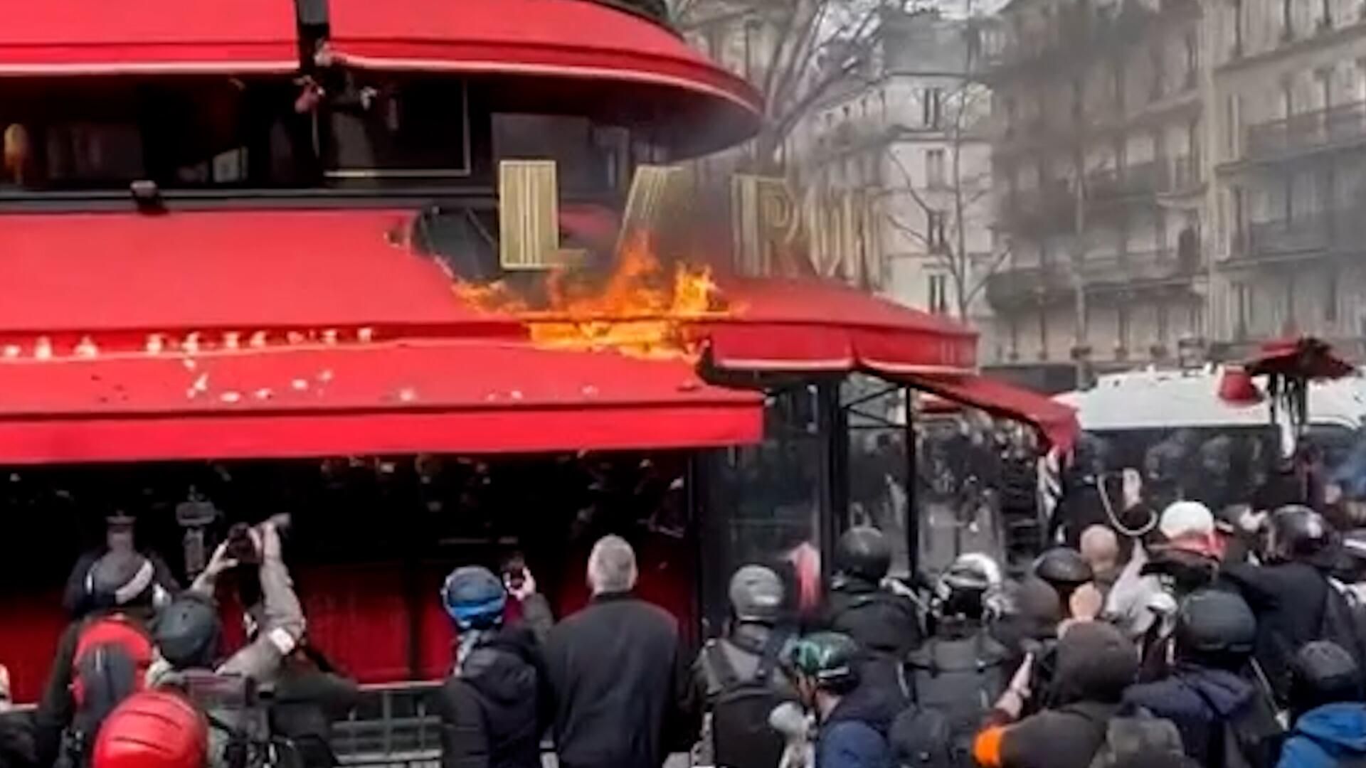 Протестующие в Париже подожгли любимый ресторан Макрона Протестующие в Париже подожгли любимый ресторан Макрона - РИА Новости, 1920, 06.04.2023