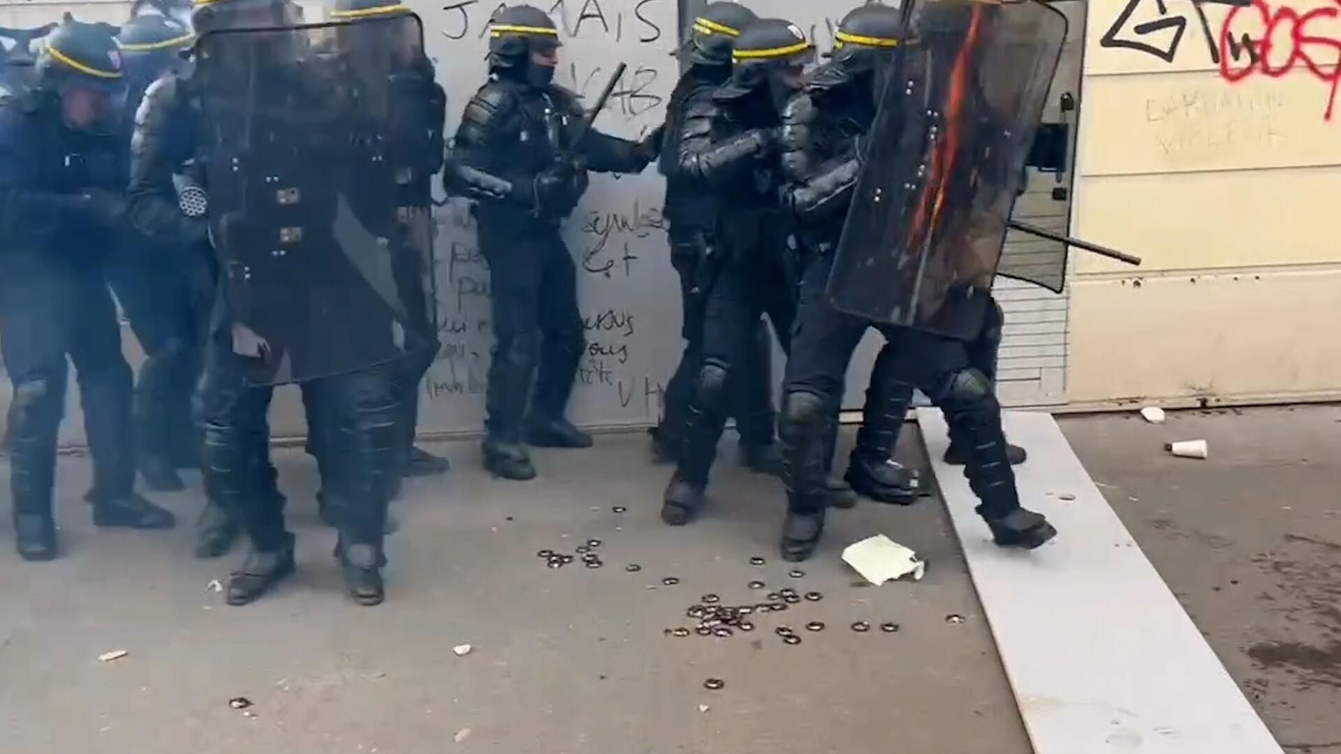 Столкновение полиции и протестующих в Париже Столкновение полиции и протестующих в Париже - РИА Новости, 1920, 06.04.2023