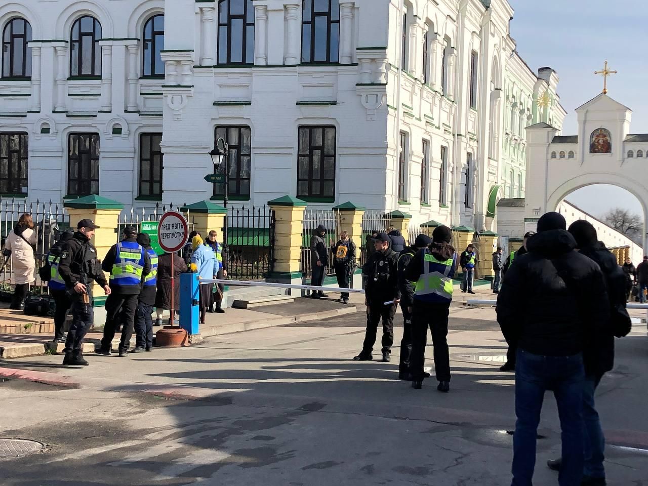 Сотрудники полиции Украины возле Киево-Печерской лавры Сотрудники полиции Украины возле Киево-Печерской лавры - РИА Новости, 1920, 07.04.2023
