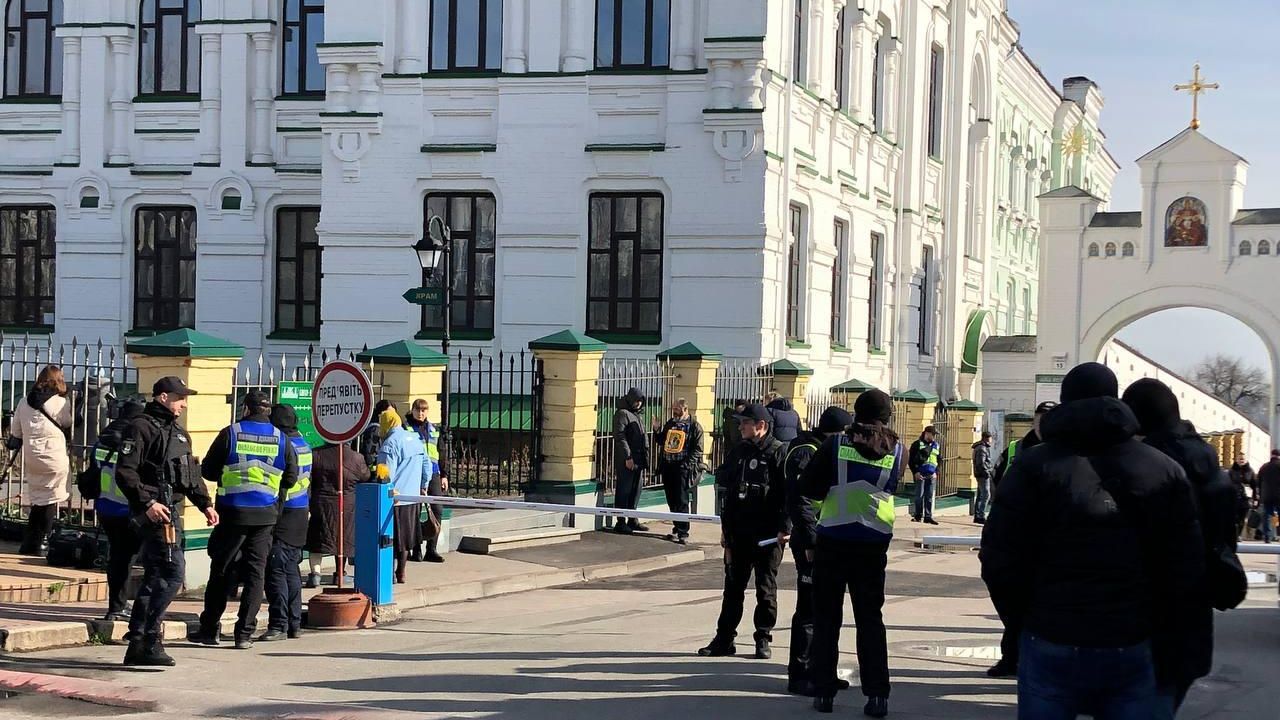 Сотрудники полиции Украины возле Киево-Печерской лавры Сотрудники полиции Украины возле Киево-Печерской лавры - РИА Новости, 1920, 20.04.2023