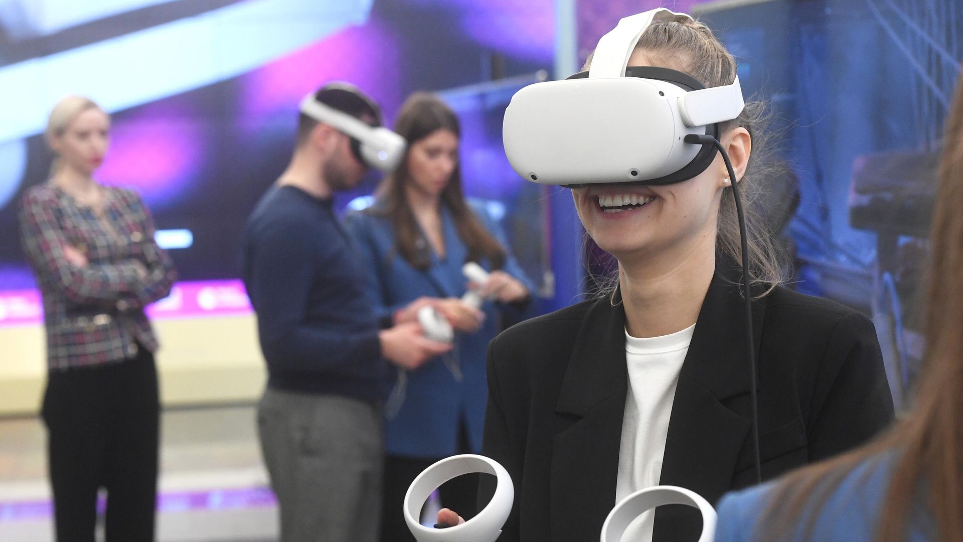 Посетительница в очках виртуальной реальности на VR-стенде РИА Новости Посетительница в очках виртуальной реальности на VR-стенде РИА Новости - РИА Новости, 1920, 10.04.2023