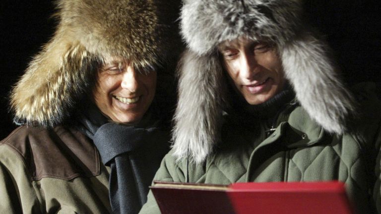 Президент РФ Владимир Путин и премьер-министр Италии Сильвио Берлускони во время встречи в госрезиденции Завидово. 3 февраля 2003 года Президент РФ Владимир Путин и премьер-министр Италии Сильвио Берлускони во время встречи в госрезиденции Завидово. 3 февраля 2003 года
