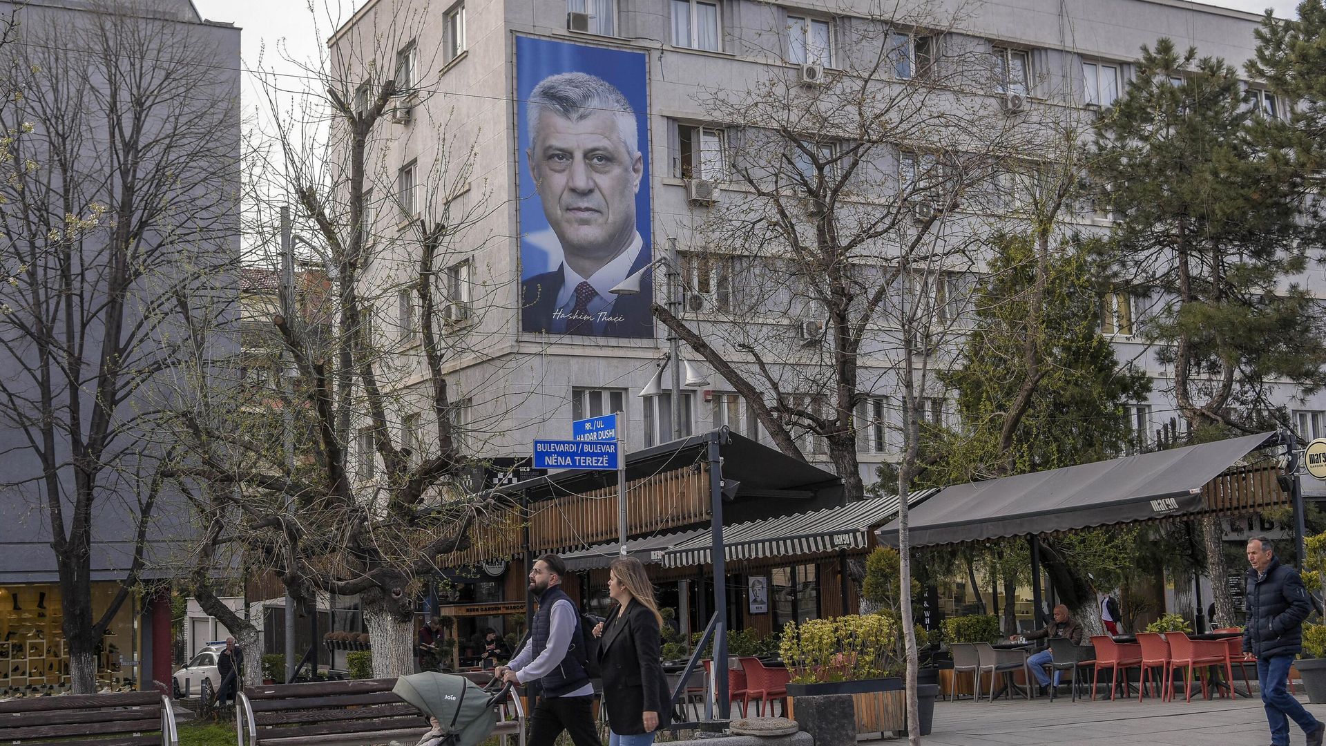 Портрет бывшего президента Косово Хашима Тачи на одном из домов в Приштине, 31 марта 2023 года Портрет бывшего президента Косово Хашима Тачи на одном из домов в Приштине, 31 марта 2023 года - РИА Новости, 1920, 08.04.2023